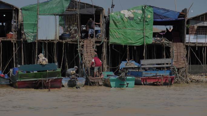东南亚柬埔寨洞里萨湖贫民窟难民水上村庄