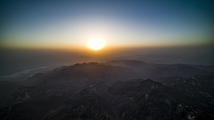 泰城晨曦城市朝霞泰山朝阳蓝天日出