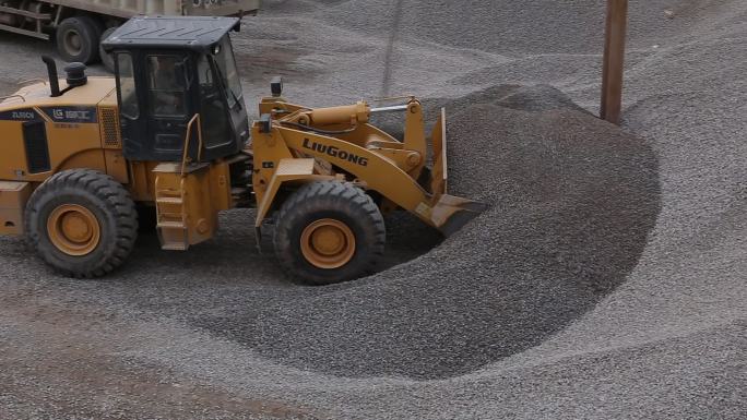 挖机铲起沙石装车