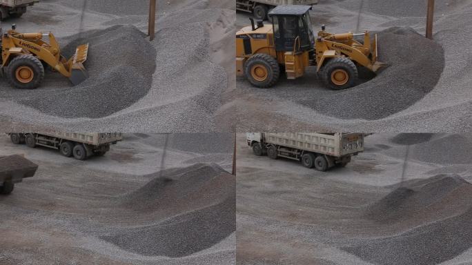 挖机铲起沙石装车
