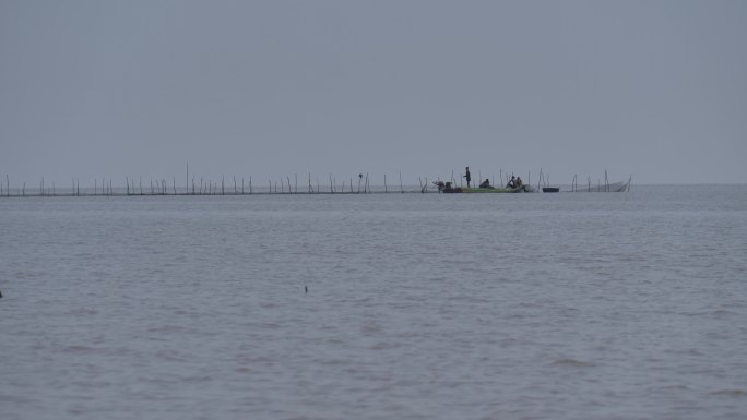 东南亚柬埔寨暹粒洞里萨湖渔船渔民捕渔