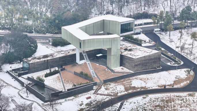 4K航拍南京老山四方当代艺术湖区雪景