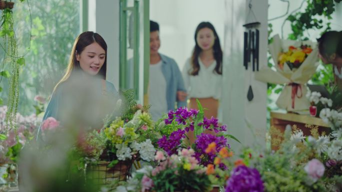 视频女孩开花店创业青春奋斗