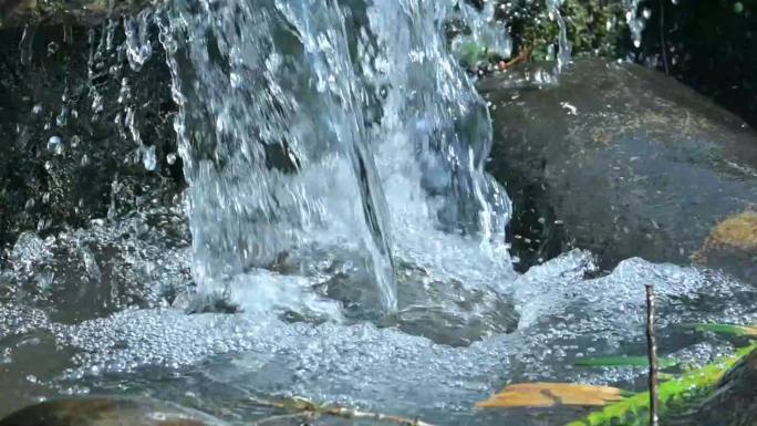 中式庭院假山溪流水滴