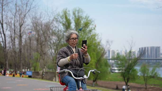 不同年龄阶段的人用智能手机老年人拍摄自拍