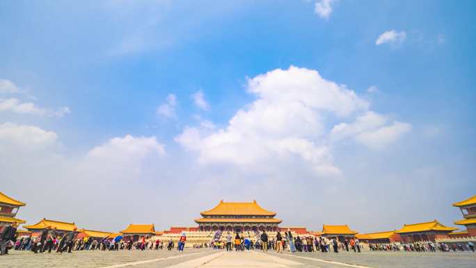 北京故宫博物院蓝天白云与参观游览人群延时