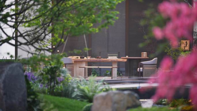 杜鹃花和流水景观