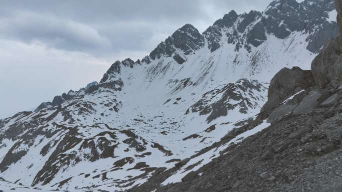 航拍玉龙雪山登山