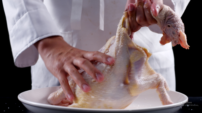 盐焗鸡-鸡洒盐-给鸡按摩-厨师处理鸡-鸡