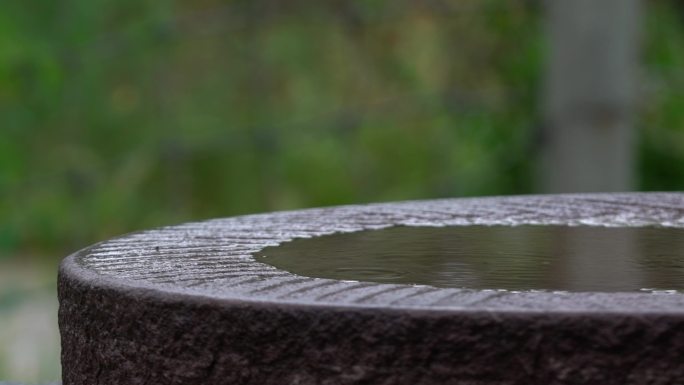 4K 雨滴落在石磨盘  农村老物件