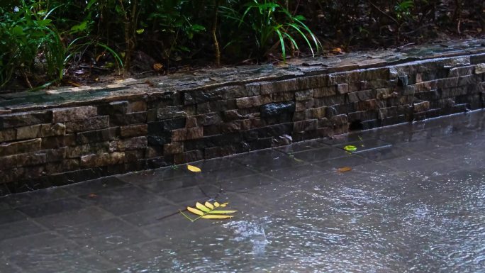 城市马路道路下暴雨倾盆大雨下雨天雨水雨滴