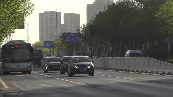 城市交通早高峰骑行车流上班忙碌大城市辛苦