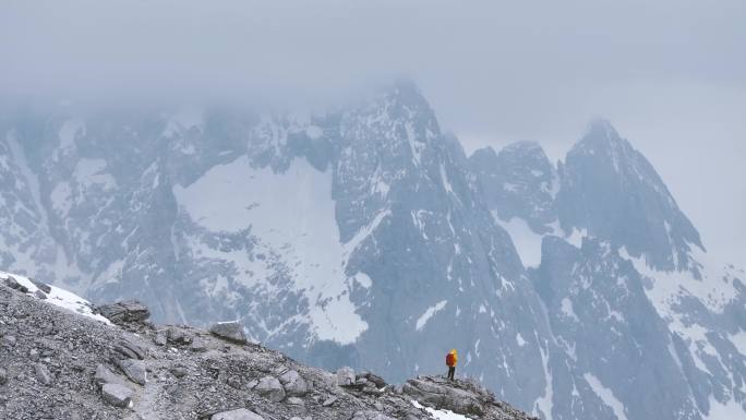 航拍玉龙雪山登山