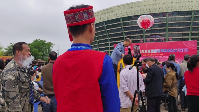 直播人户外少数民族文艺汇演直播男子直播