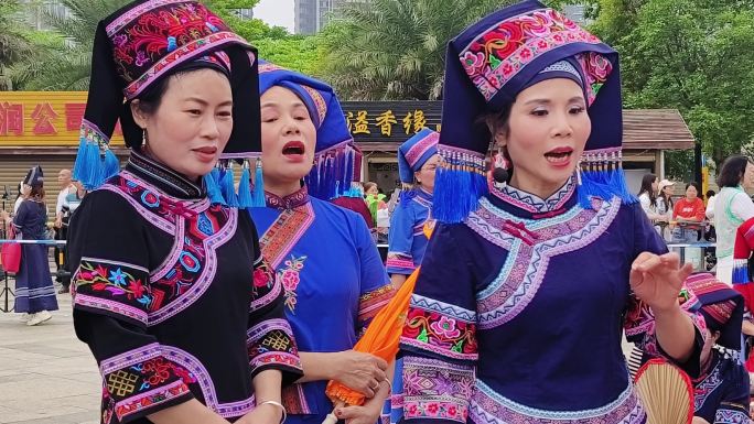 广西三月三武呜民歌节舞台表演少数民族舞蹈