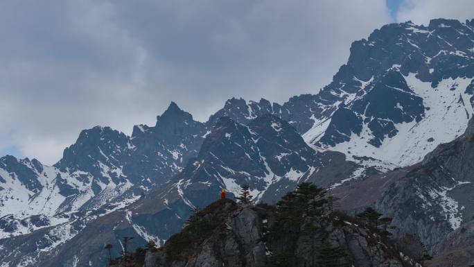 航拍玉龙雪山登山