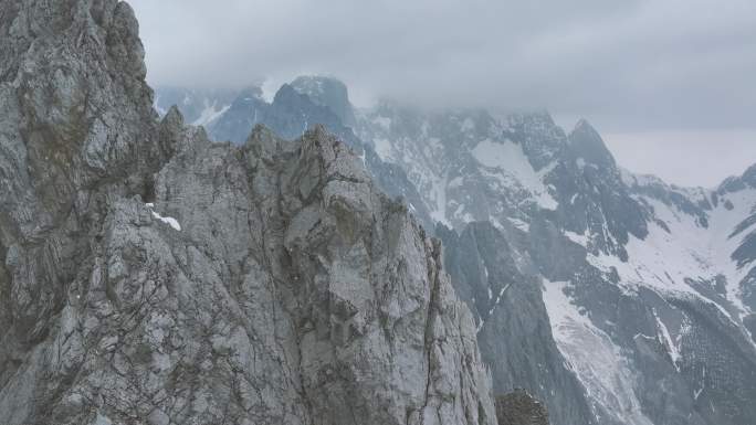 航拍玉龙雪山登山