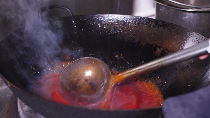 升格慢动作做饭调酱汁番茄酱番茄汁酱料锅汽