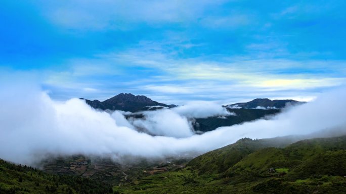 大山云雾下的村庄