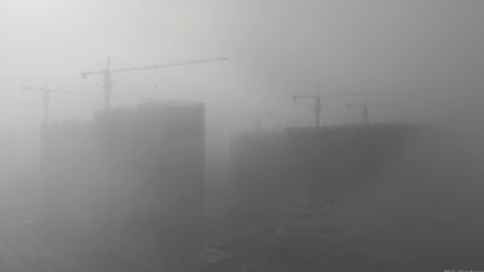 大雾下的建筑工地
