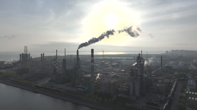 航拍视角青岛中国石化炼油厂