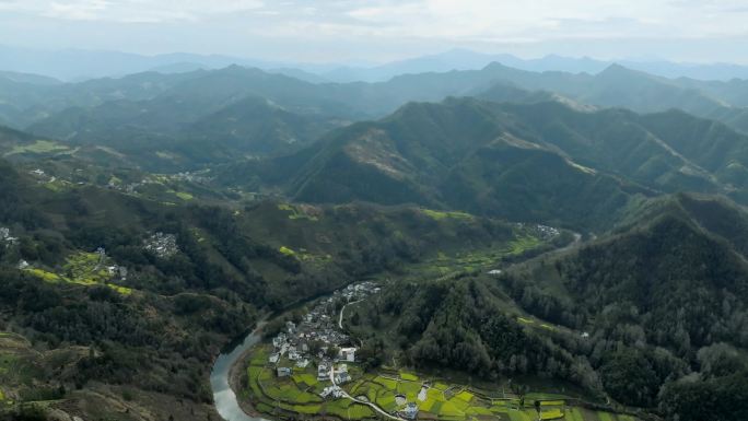 航拍安徽石潭村春天油菜花田晨雾