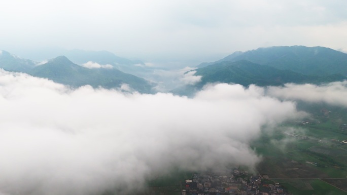 大山雨后云雾缭绕航拍