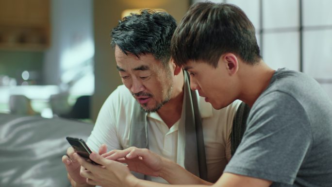 实拍儿子教爸爸使用手机软件