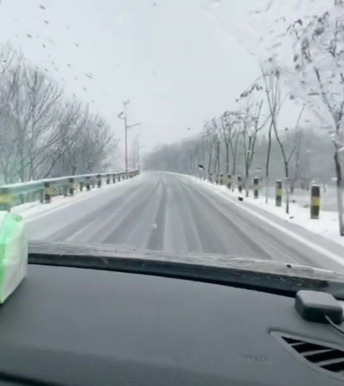 雨雪天气开车道路湿滑行车记录仪竖屏素材
