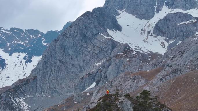 航拍玉龙雪山登山