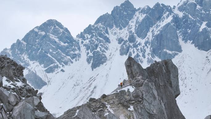 航拍玉龙雪山登山