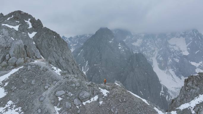 航拍玉龙雪山登山