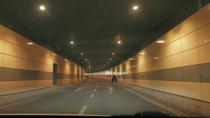 穿越城市隧道开车第一视角
