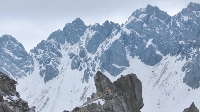 航拍玉龙雪山登山