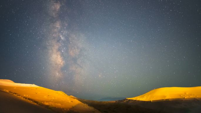 中国西北甘肃张掖沙漠干旱地区夜晚夏季星空