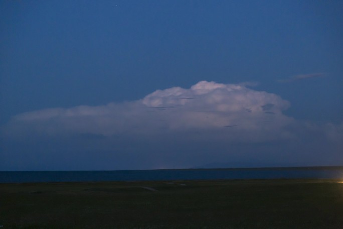 青海湖湖畔露营看见积云雷暴闪电