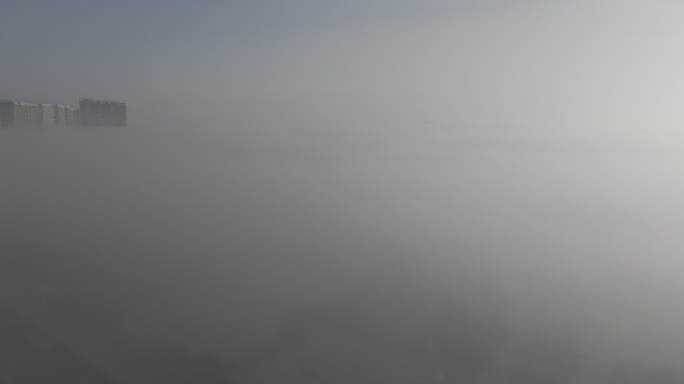 航拍威海市环翠区海滨路城市上空平流雾
