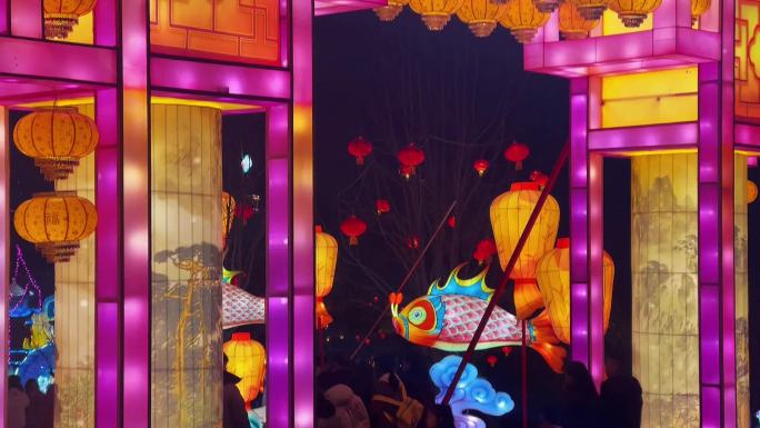 新年灯会城门造型彩灯人群游客
