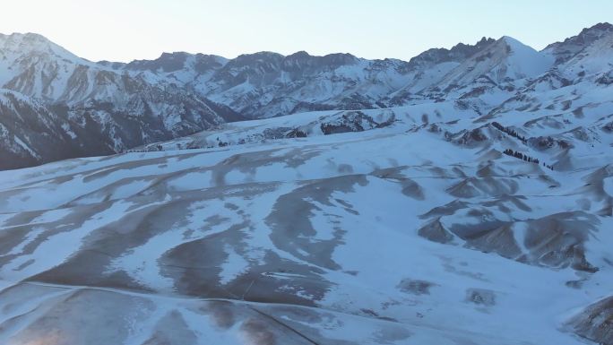 航拍冬季新疆赛里木湖夕阳雪山纹理日照金山