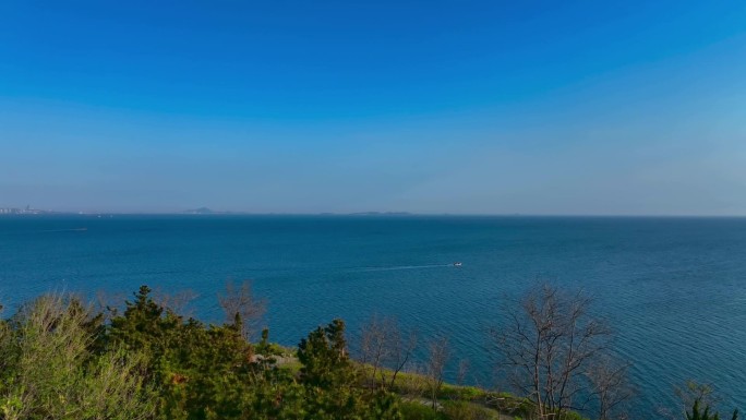 夏日清晨小岛平静海面