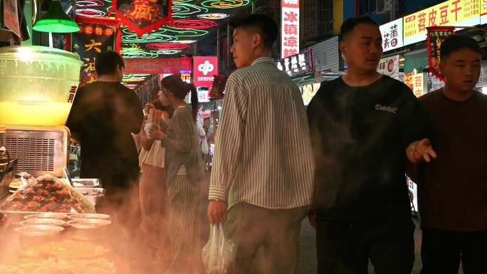 成都市郫都区犀浦夜市人头攒动