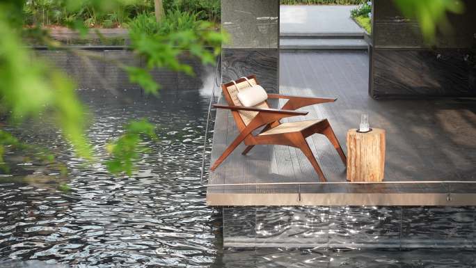 户外庭院里水池边的木椅子