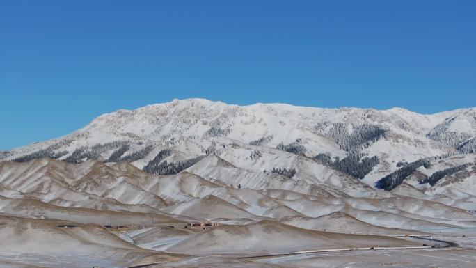 航拍冬季新疆赛里木湖夕阳雪山纹理日照金山