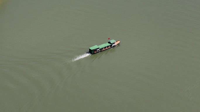 紫阳县汉江水面上船只行走 航拍