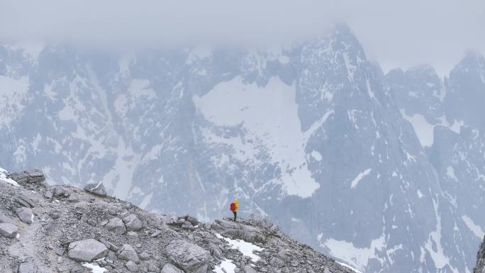 航拍玉龙雪山登山