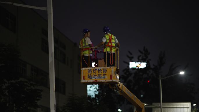4K-夜晚工人抢修路灯 修路灯合集