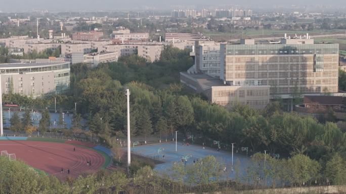 学校与机场同框