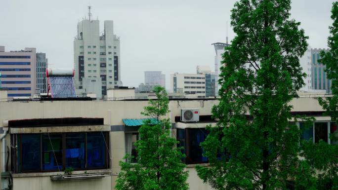 老旧小区下雨天窗外