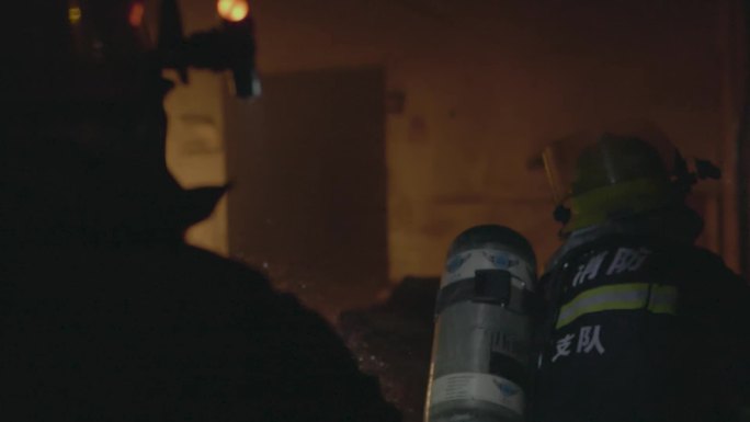 消防员用高压水枪灭火多角度镜头
