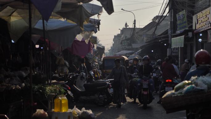 东南亚柬埔寨暹粒早晨热闹忙碌的市场集市